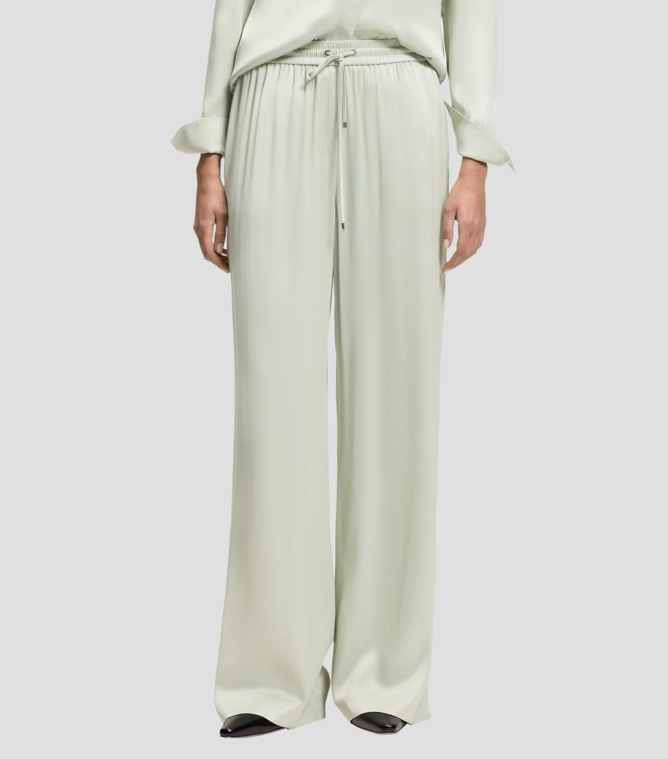 Pantalón relaxed de satén Mujer